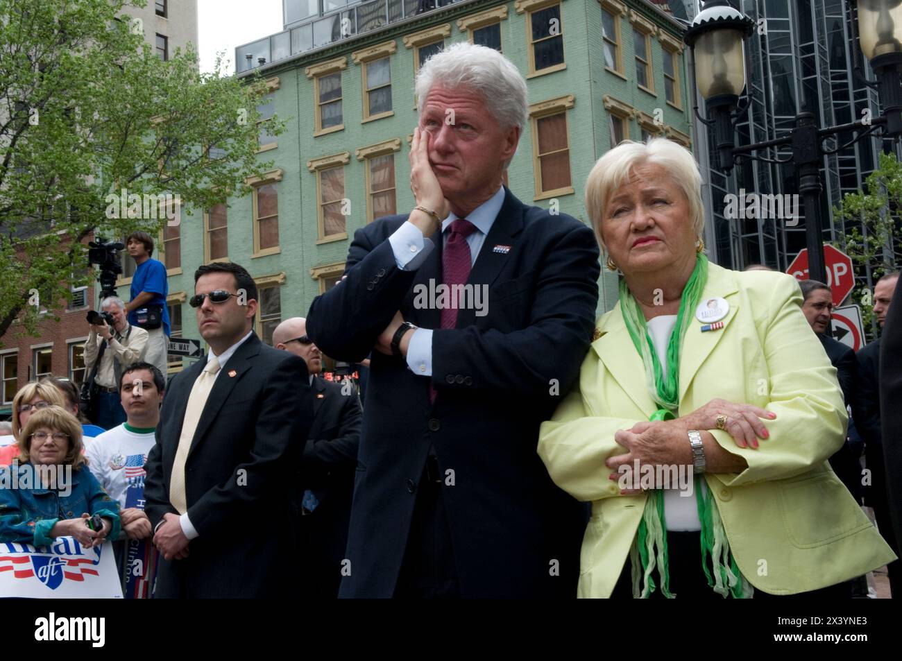 Bill Clinton a Pittsburgh, Pennsylvania, il giorno prima delle primarie della Pennsylvania. Il delegato Jean Milko sta accanto a lui. Foto Stock