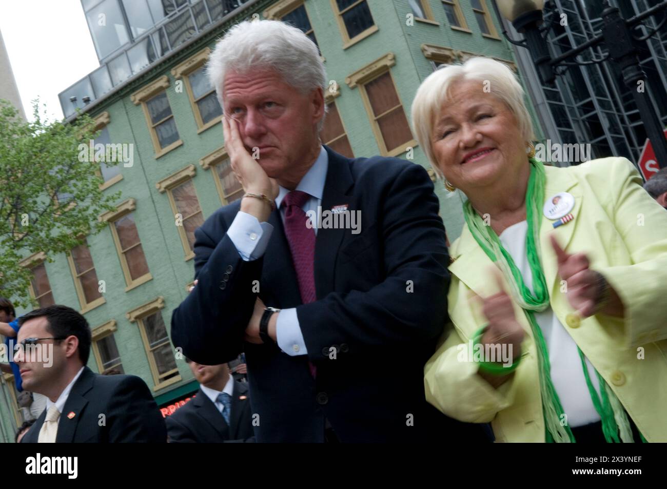 Bill Clinton a Pittsburgh, Pennsylvania, il giorno prima delle primarie della Pennsylvania. Il delegato Jean Milko sta accanto a lui. Foto Stock