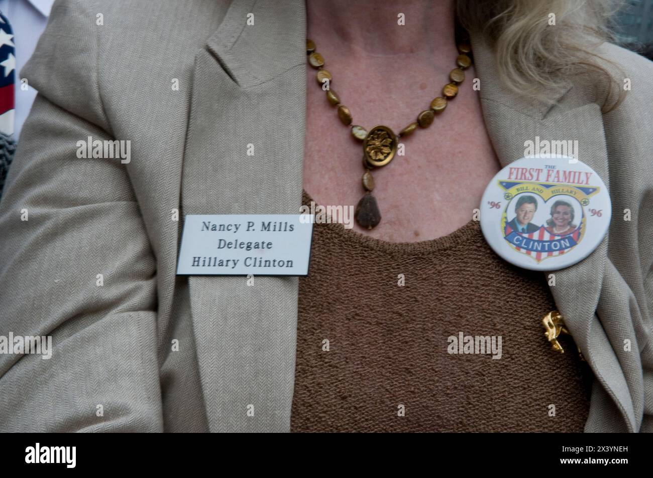 Un delegato del senatore Hillary Clinton a Pittsburgh, Pennsylvania, il giorno prima delle primarie del PA. Foto Stock