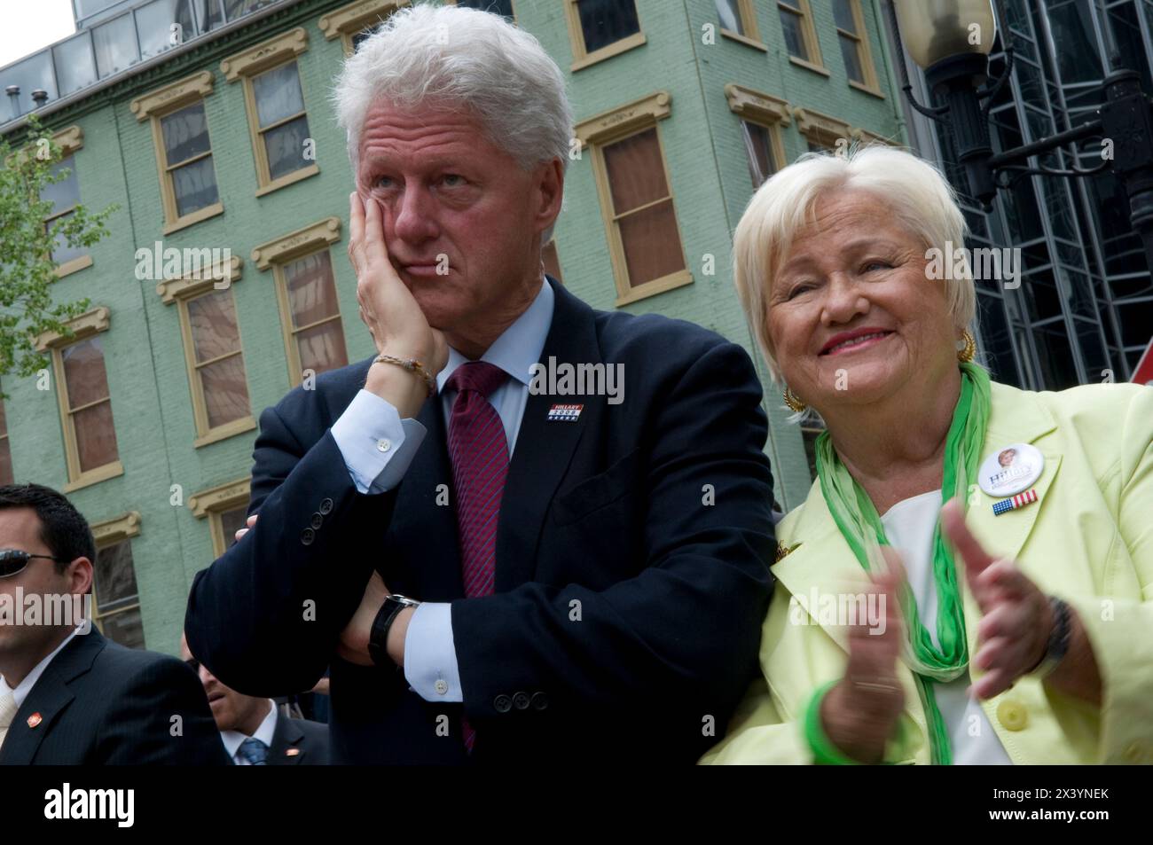 Bill Clinton a Pittsburgh, Pennsylvania, il giorno prima delle primarie della Pennsylvania. Il delegato Jean Milko sta accanto a lui. Foto Stock