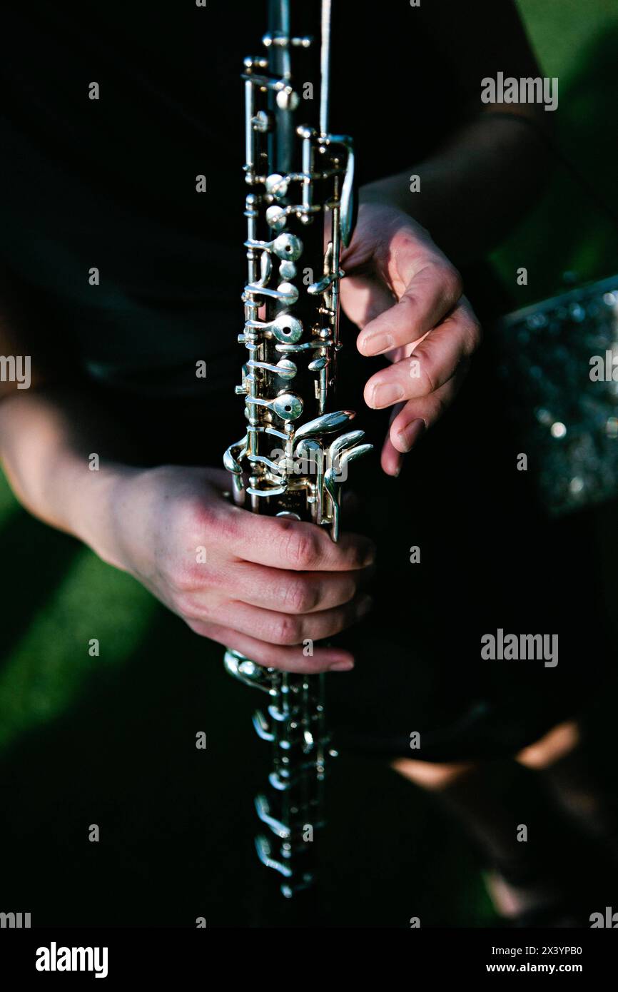 Primo piano delle mani del musicista che suonano abilmente l'oboe. Foto Stock