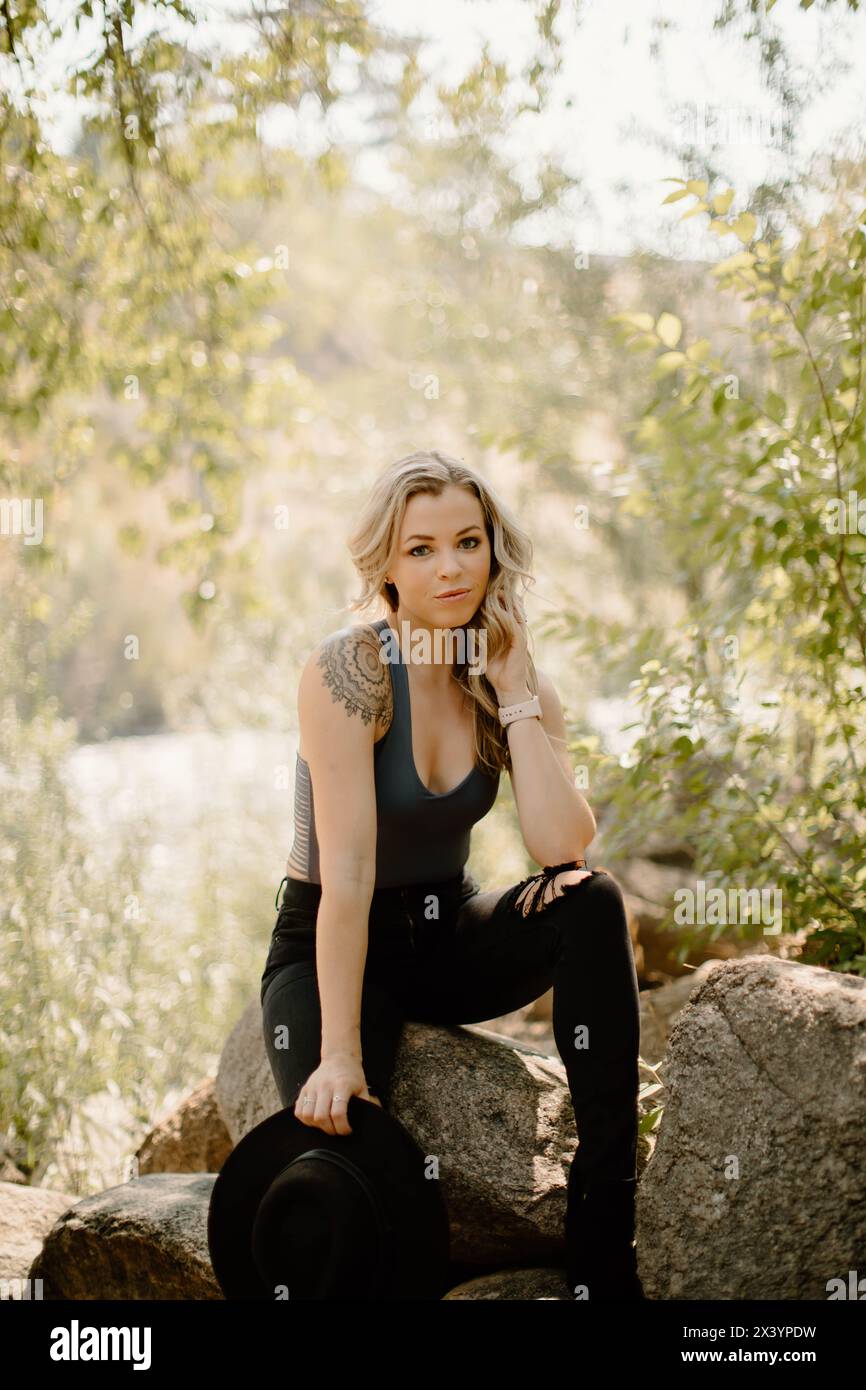 Eleganza senza sforzo sul fiume: Lo stile incontra la natura Foto Stock