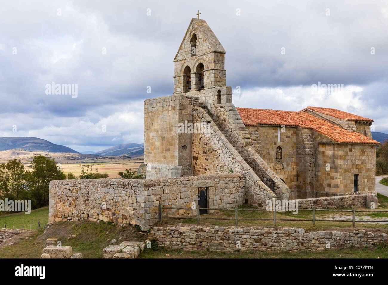 Chiesa di Santa María, un tempio romanico cristiano cattolico che sorge sulle rovine dell'antica città romana. Retortillo, Cantabria, Spagna. Foto Stock