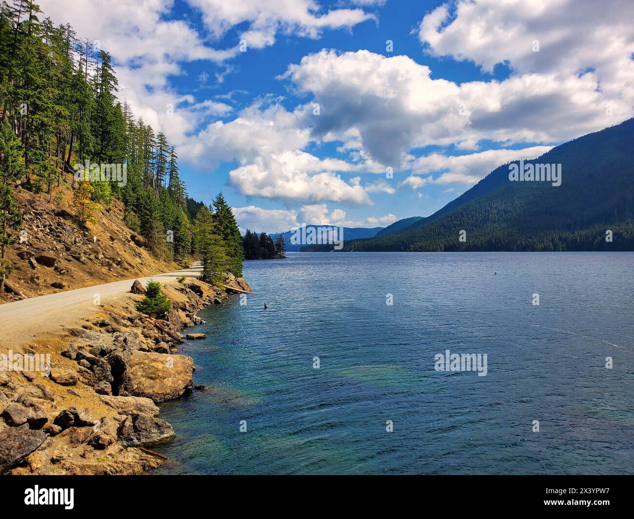 Lago Cushman e le montagne olimpiche Foto Stock