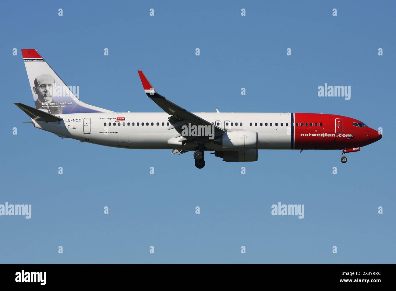 Norwegian Air Shuttle Boeing 737-800 con numero di registrazione NO-NOQ in finale per l'Aeroporto di Dusseldorf Foto Stock