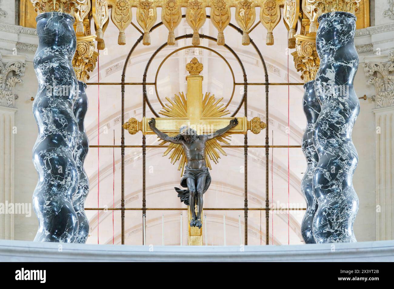 Francia. Parigi. settimo distretto. Hotel non valido. Museo dell'esercito. La tomba di Napoleone. L'altare maggiore con un baldacchino. Foto Stock