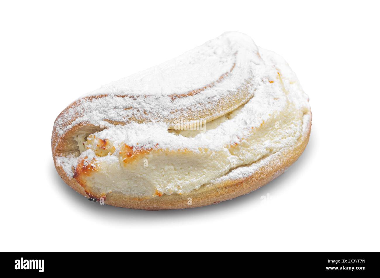 Biscotti di formaggio fresco sochnik con zucchero a velo su fondo bianco isolato. con tracciato di ritaglio Foto Stock