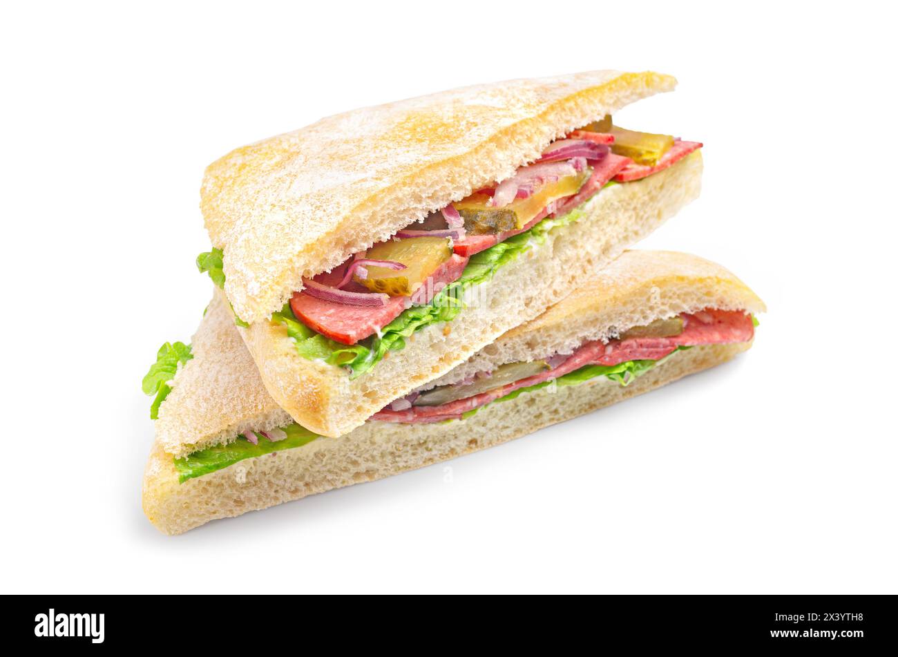 Gustoso panino con salame, salsiccia e verdure isolate su bianco. Con tracciato di ritaglio per il menu progettazione Foto Stock