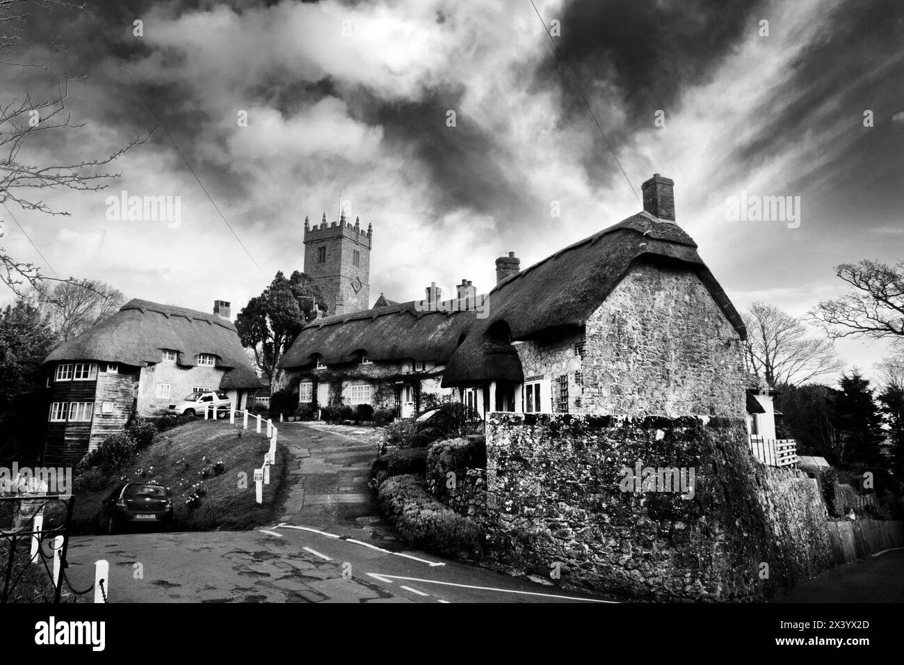 La Chiesa di tutti i Santi sulla collina si affaccia sul villaggio inglese di Godshill, una popolare destinazione turistica sull'Isola di Wight. Foto Stock