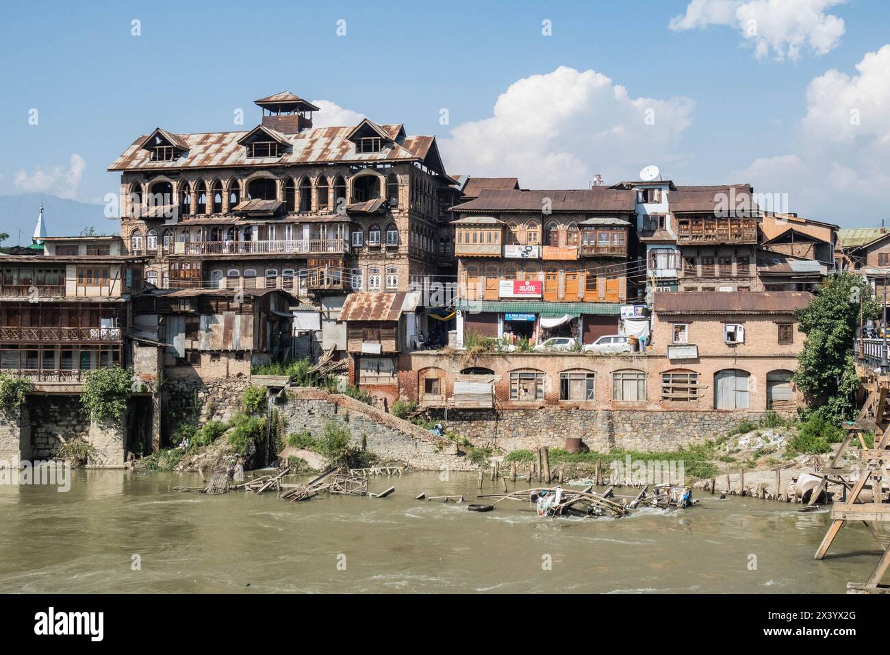 In rovina vecchie case lungo il fiume Jhelum, Srinagar, Kashmir, India Foto Stock