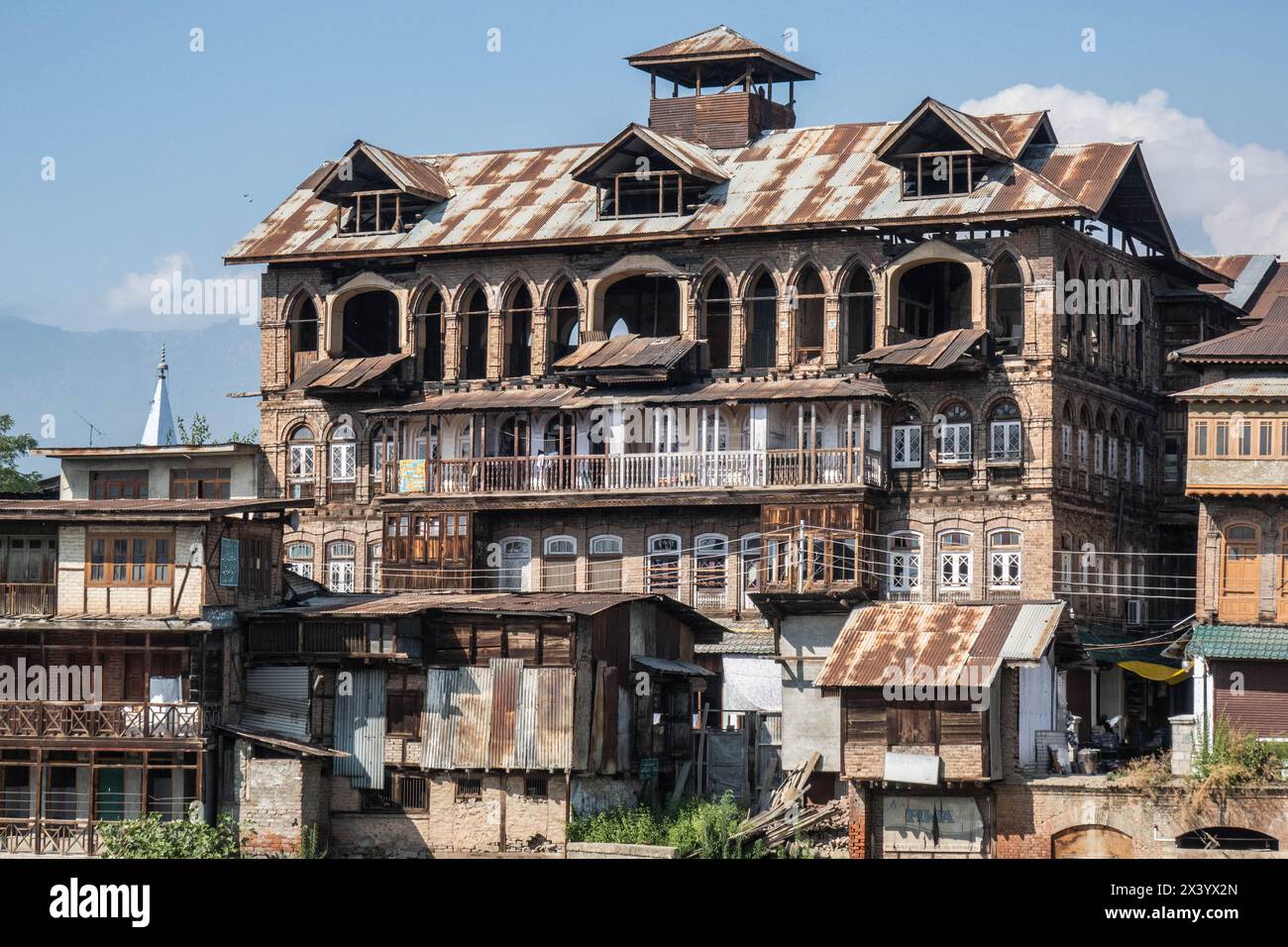 In rovina vecchie case lungo il fiume Jhelum, Srinagar, Kashmir, India Foto Stock