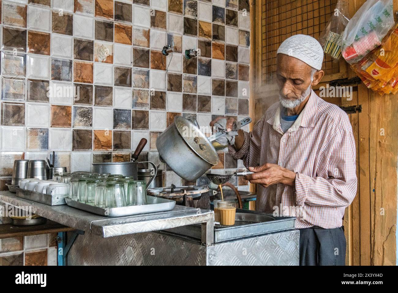 Venditore di tè al lavoro, Srinagar, Kashmir, India Foto Stock