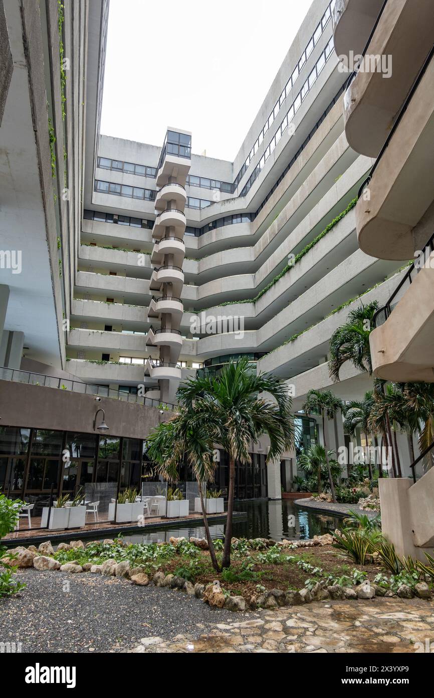 HAVANA, CUBA - 27 AGOSTO 2023: Cortile del Melia Habana lussuoso hotel 5 stelle a l'Avana, Cuba Foto Stock