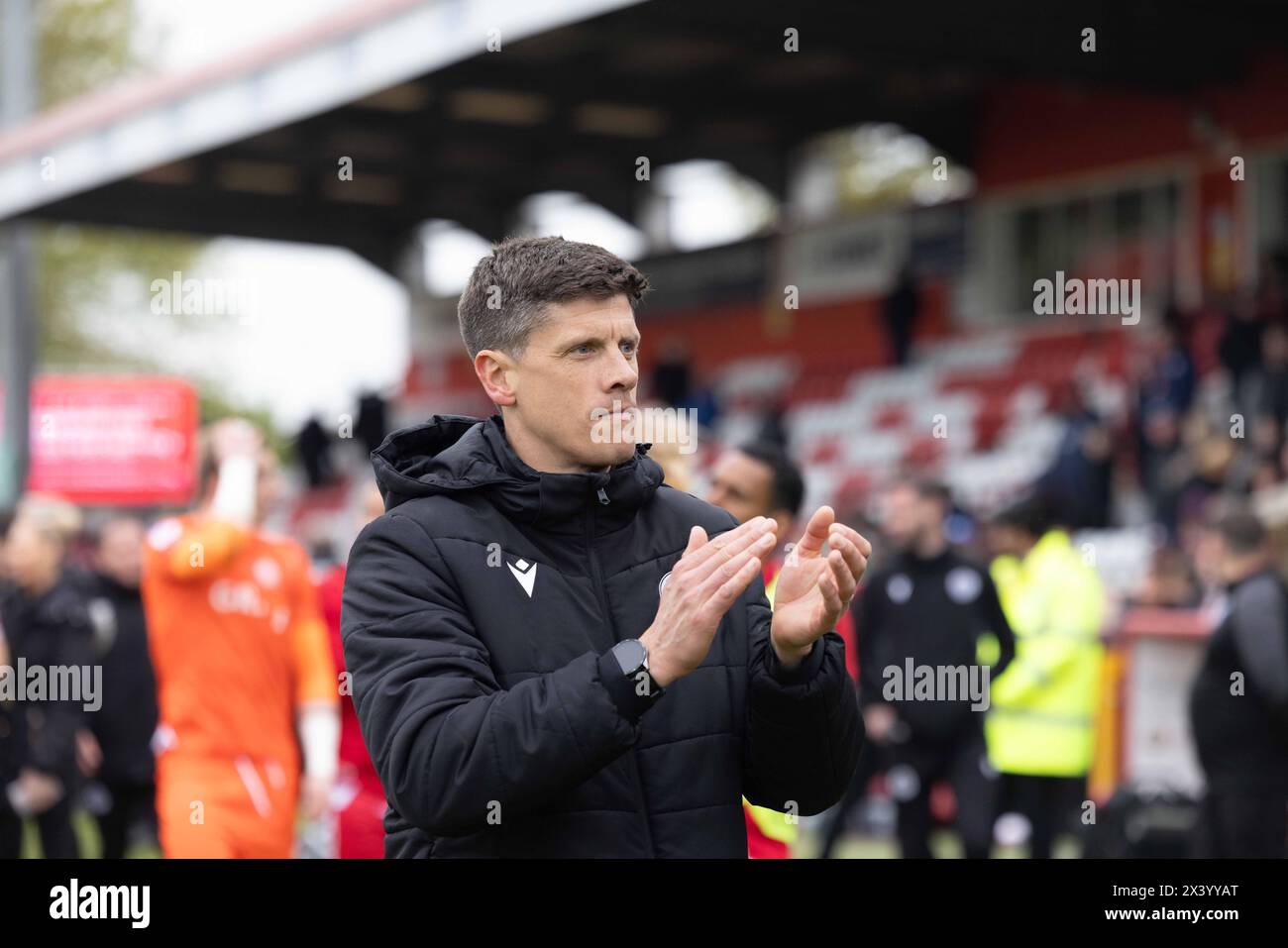 Alex Revell è in piedi in campo durante la partita mentre allenatore/allenatore ad interim dello Stevenage Football Club Foto Stock