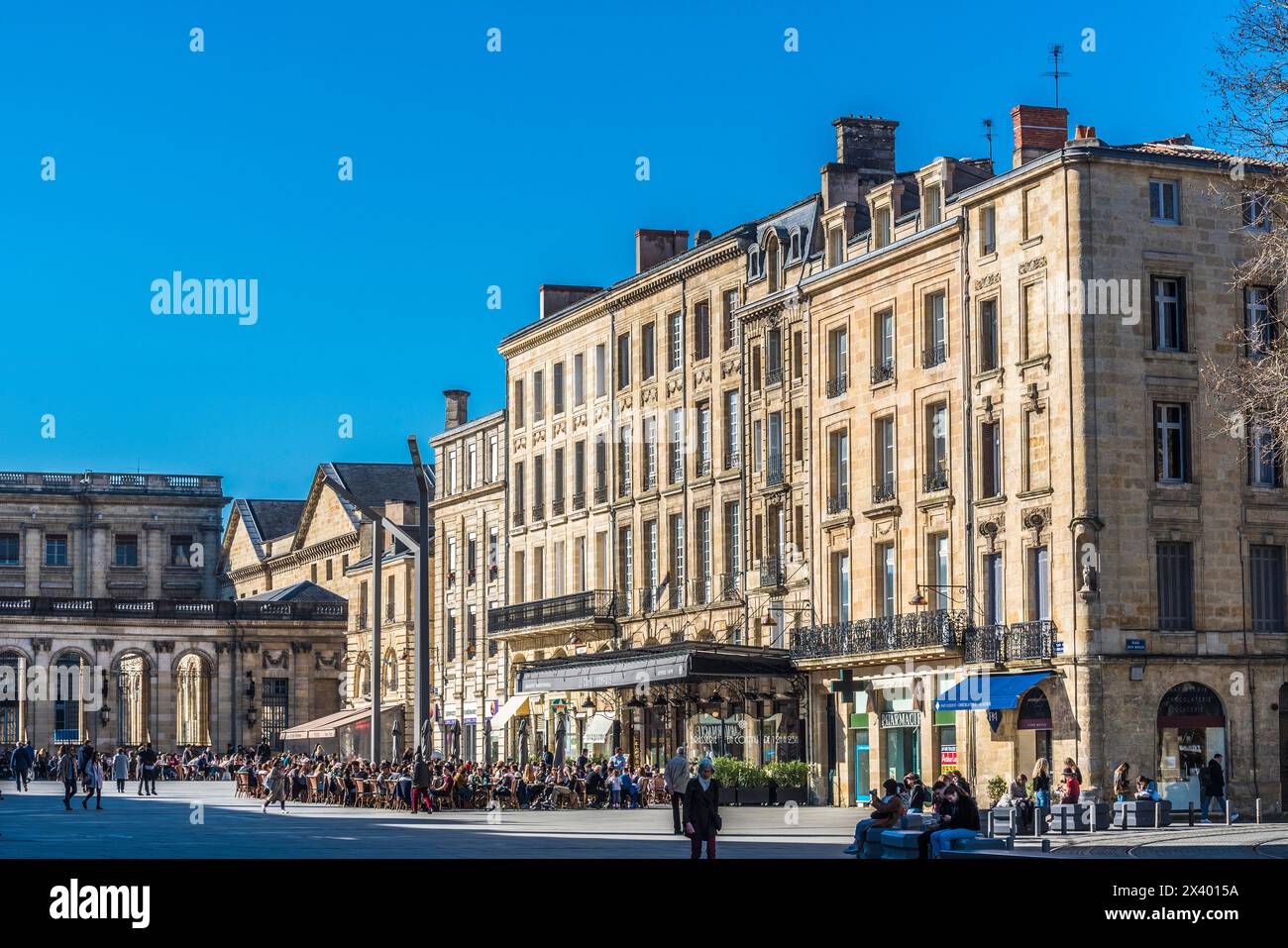 Francia, nuova Aquitania, Bordeaux, edificio Pey Berland Square, le Cafe Francais e municipio (patrimonio dell'umanità dell'UNESCO) Foto Stock
