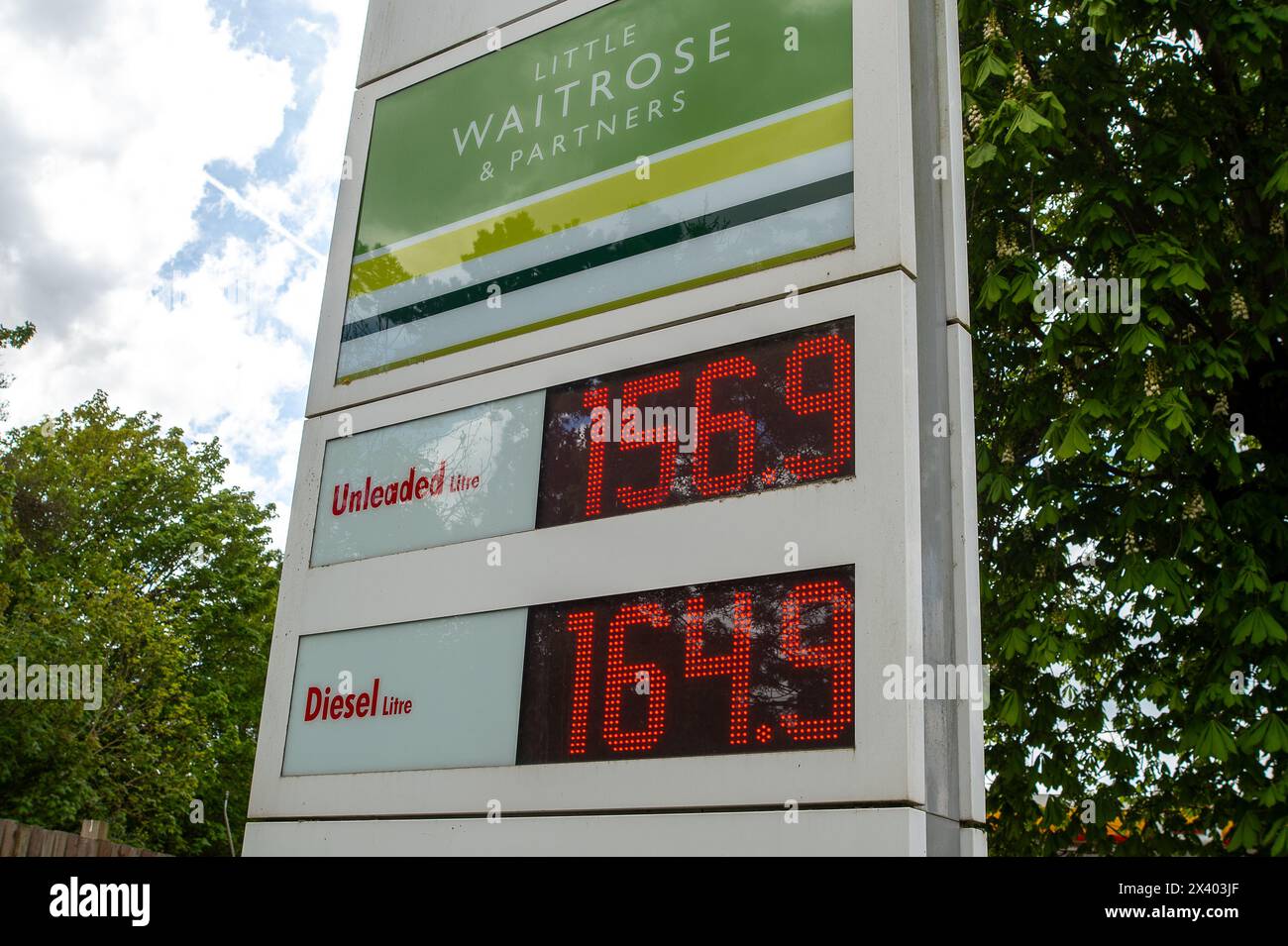 Maidenhead, Berkshire, Regno Unito. 29 aprile 2024. Una stazione di servizio Shell a Maidenhead, Berkshire. I prezzi del carburante sono di nuovo in aumento. I prezzi della benzina senza piombo erano di 156,9 al litro e di 164,9 al diesel oggi in questa stazione di servizio. Crediti: Maureen McLean/Alamy Live News Foto Stock