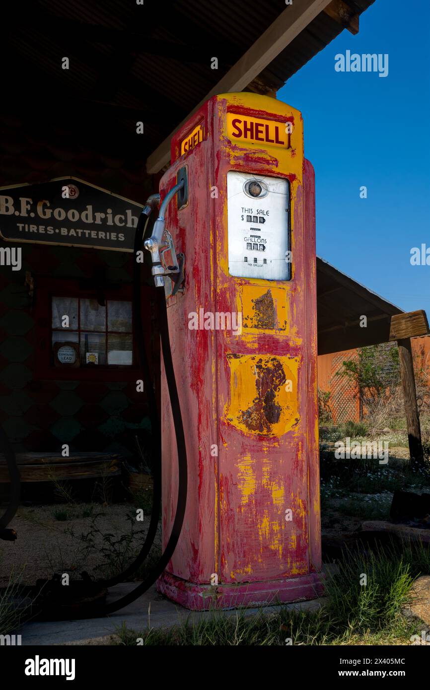 Vecchia pompa gas Shell. 4983 Tennessee Ave, cloruro, Arizona, Stati Uniti Foto Stock