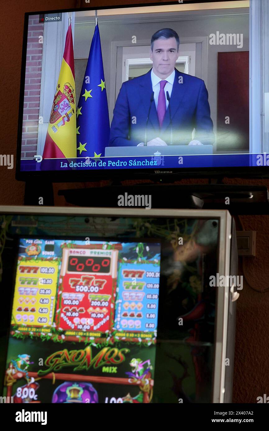 Madrid Spagna; 04/29/2024.- Pedro Sanchez, presidente della Spagna, si rivolge al paese per spiegare la sua risoluzione di continuare nella sua posizione dopo cinque giorni che ha preso per pensare alla sua permanenza in politica dopo che una pseudo-sindacata di estrema destra ha presentato una causa in tribunale. La denuncia contro sua moglie María Begoña e un giudice lo ammise per essere processato nonostante fosse costituito da ritagli di giornale, che i querelanti ammettevano, alcuni dei quali potevano essere falsi. Foto scattata in uno dei migliaia di bar di Madrid foto: Juan Carlos Rojas Foto Stock
