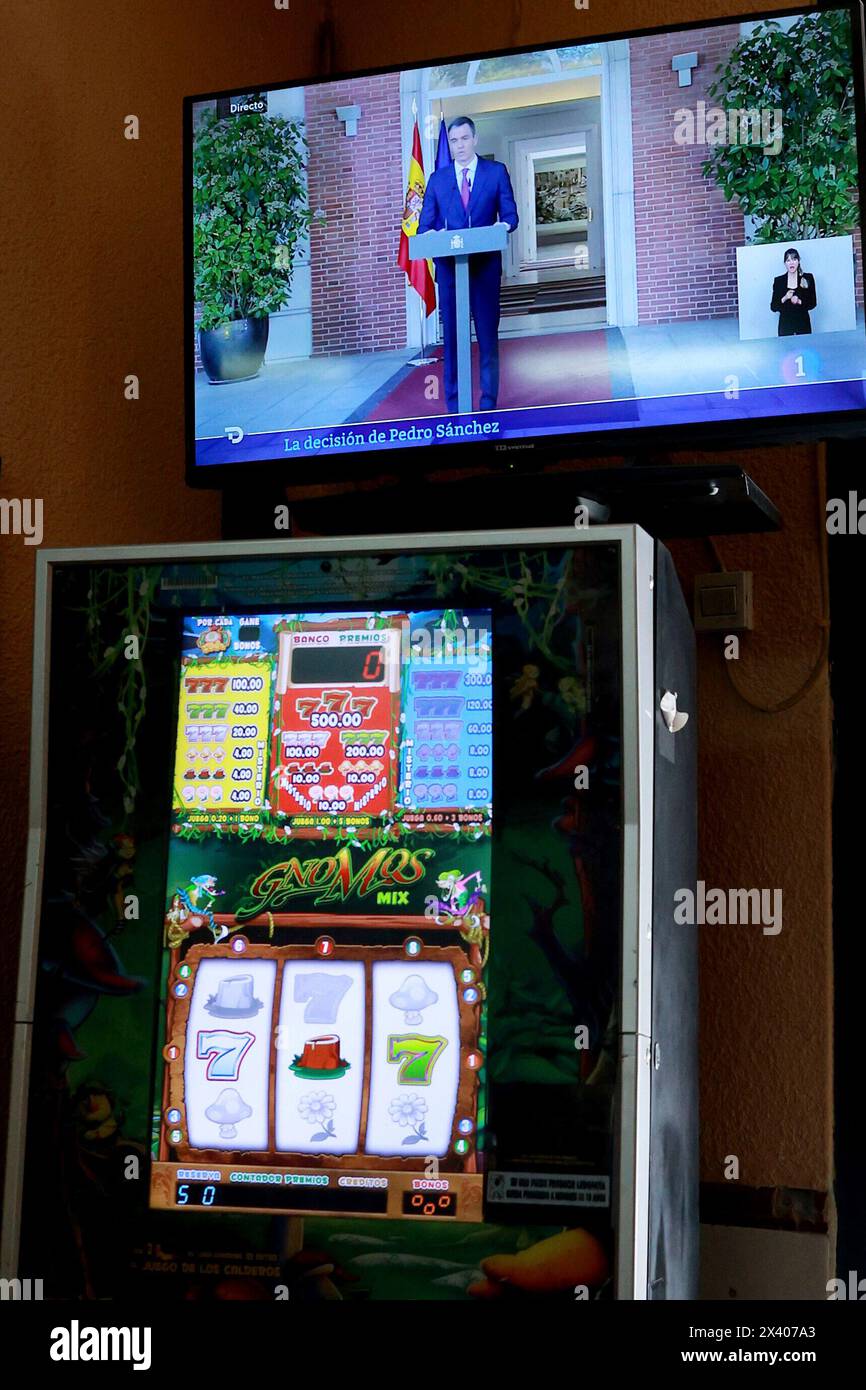 Madrid Spagna; 04/29/2024.- Pedro Sanchez, presidente della Spagna, si rivolge al paese per spiegare la sua risoluzione di continuare nella sua posizione dopo cinque giorni che ha preso per pensare alla sua permanenza in politica dopo che una pseudo-sindacata di estrema destra ha presentato una causa in tribunale. La denuncia contro sua moglie María Begoña e un giudice lo ammise per essere processato nonostante fosse costituito da ritagli di giornale, che i querelanti ammettevano, alcuni dei quali potevano essere falsi. Foto scattata in uno dei migliaia di bar di Madrid foto: Juan Carlos Rojas Foto Stock