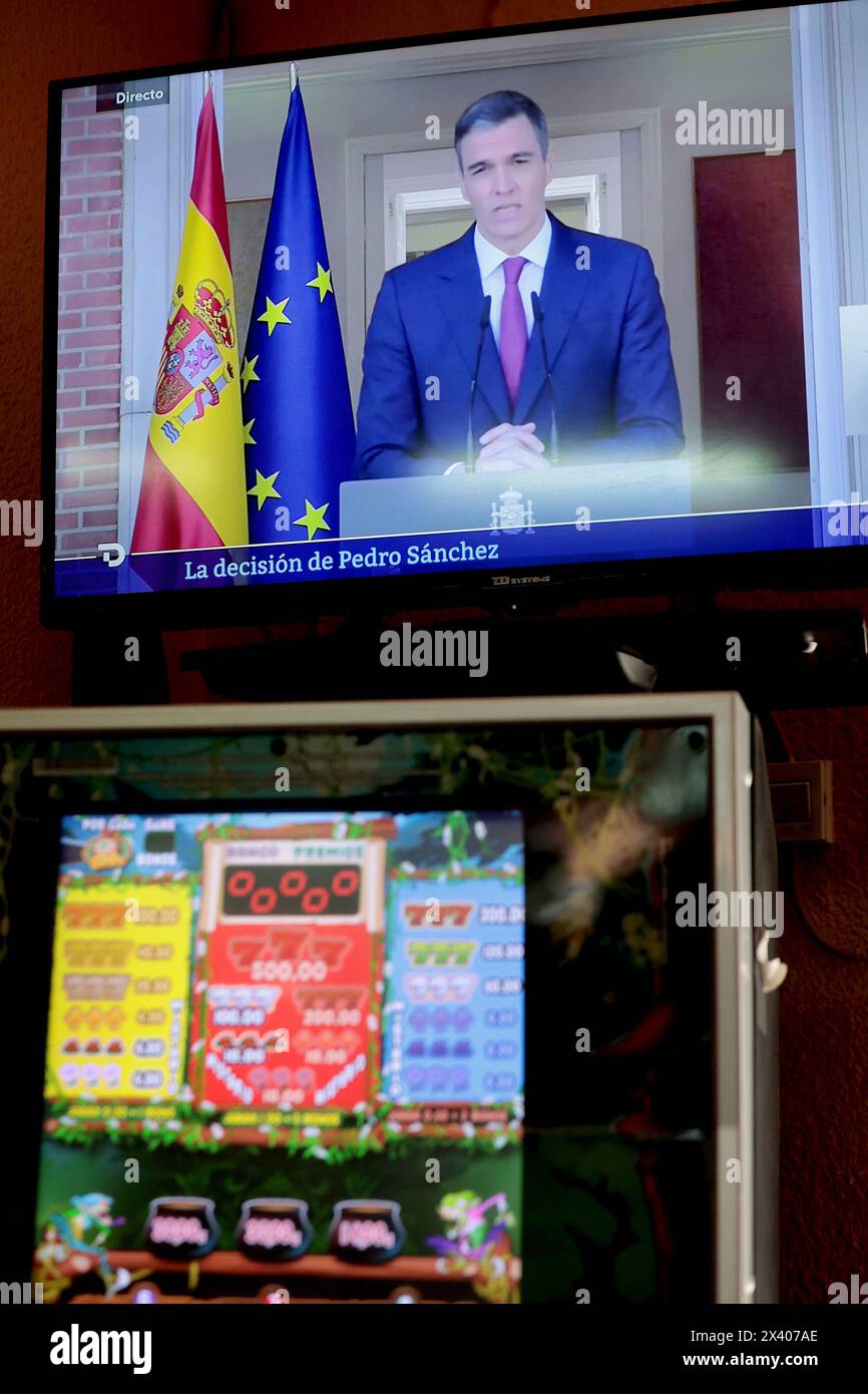 Madrid Spagna; 04/29/2024.- Pedro Sanchez, presidente della Spagna, si rivolge al paese per spiegare la sua risoluzione di continuare nella sua posizione dopo cinque giorni che ha preso per pensare alla sua permanenza in politica dopo che una pseudo-sindacata di estrema destra ha presentato una causa in tribunale. La denuncia contro sua moglie María Begoña e un giudice lo ammise per essere processato nonostante fosse costituito da ritagli di giornale, che i querelanti ammettevano, alcuni dei quali potevano essere falsi. Foto scattata in uno dei migliaia di bar di Madrid foto: Juan Carlos Rojas Foto Stock