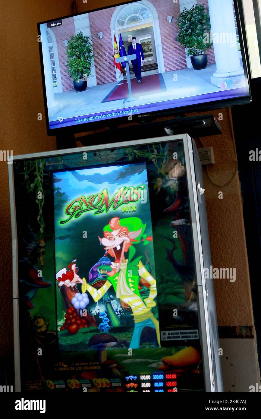 Madrid Spagna; 04/29/2024.- Pedro Sanchez, presidente della Spagna, si rivolge al paese per spiegare la sua risoluzione di continuare nella sua posizione dopo cinque giorni che ha preso per pensare alla sua permanenza in politica dopo che una pseudo-sindacata di estrema destra ha presentato una causa in tribunale. La denuncia contro sua moglie María Begoña e un giudice lo ammise per essere processato nonostante fosse costituito da ritagli di giornale, che i querelanti ammettevano, alcuni dei quali potevano essere falsi. Foto scattata in uno dei migliaia di bar di Madrid foto: Juan Carlos Rojas Foto Stock