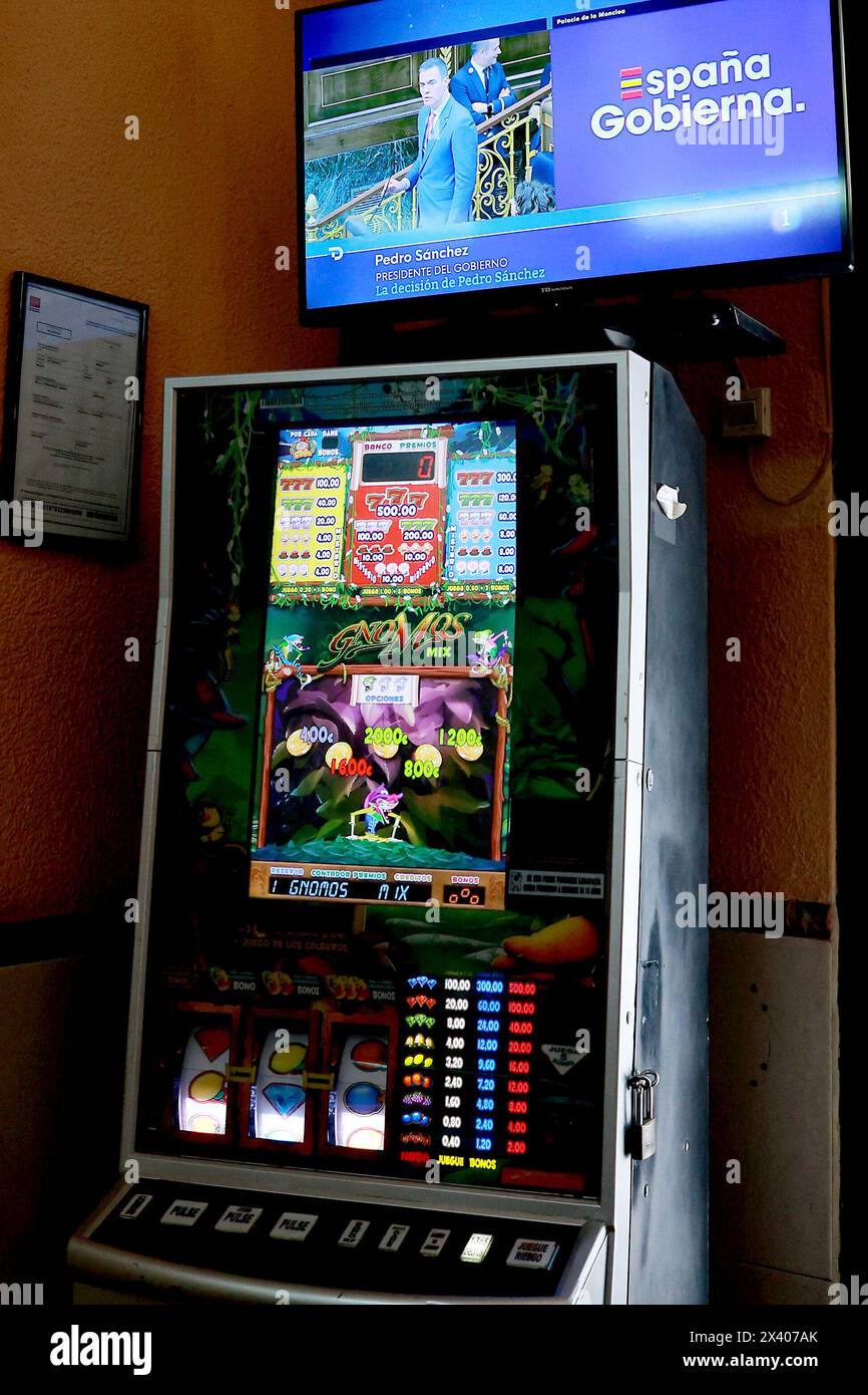 Madrid Spagna; 04/29/2024.- Pedro Sanchez, presidente della Spagna, si rivolge al paese per spiegare la sua risoluzione di continuare nella sua posizione dopo cinque giorni che ha preso per pensare alla sua permanenza in politica dopo che una pseudo-sindacata di estrema destra ha presentato una causa in tribunale. La denuncia contro sua moglie María Begoña e un giudice lo ammise per essere processato nonostante fosse costituito da ritagli di giornale, che i querelanti ammettevano, alcuni dei quali potevano essere falsi. Foto scattata in uno dei migliaia di bar di Madrid foto: Juan Carlos Rojas Foto Stock