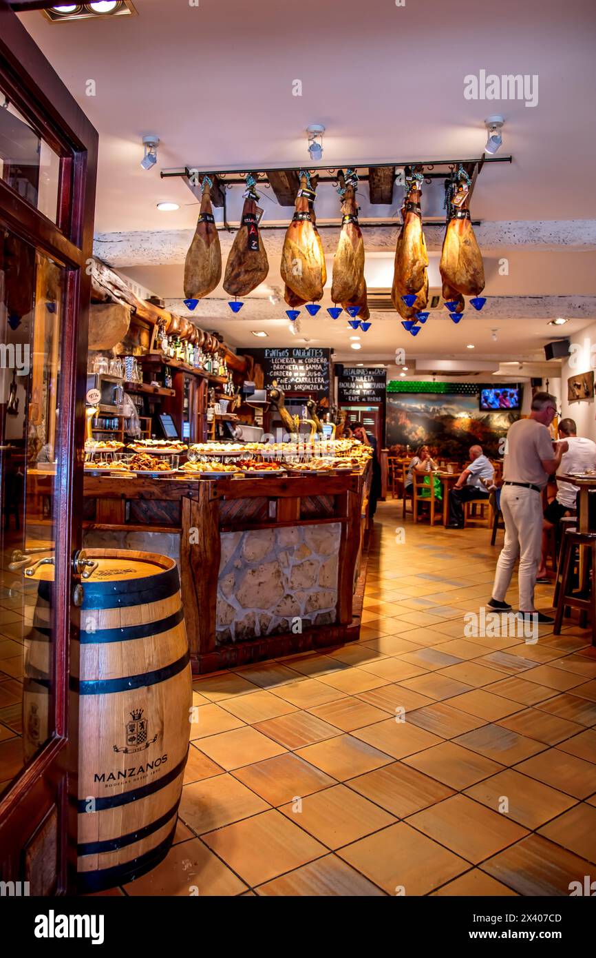 San Sebastian, Spagna - 07 settembre 2019 - interno di una taverna Foto Stock