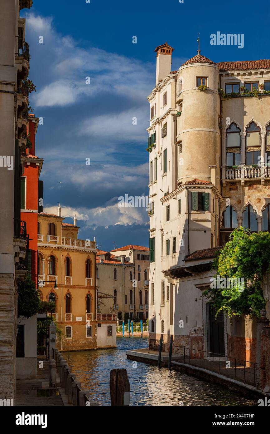 Vista sul Rio de San Trovaso, un caratteristico canale di Venezia nel tranquillo quartiere di Dorsoduro Foto Stock