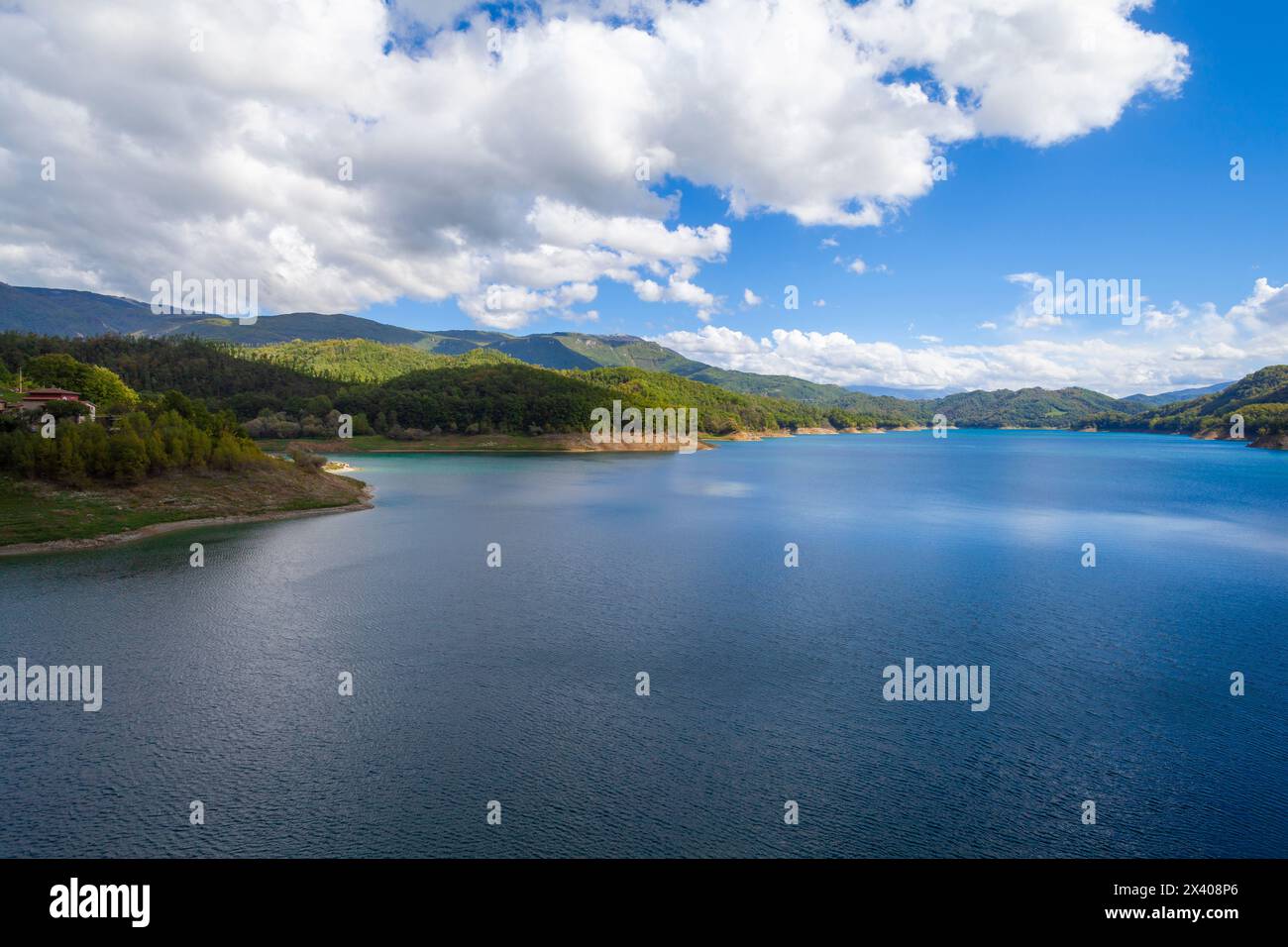 Tranquillo scenario del lago salto circondato da lussureggianti montagne verdi Foto Stock