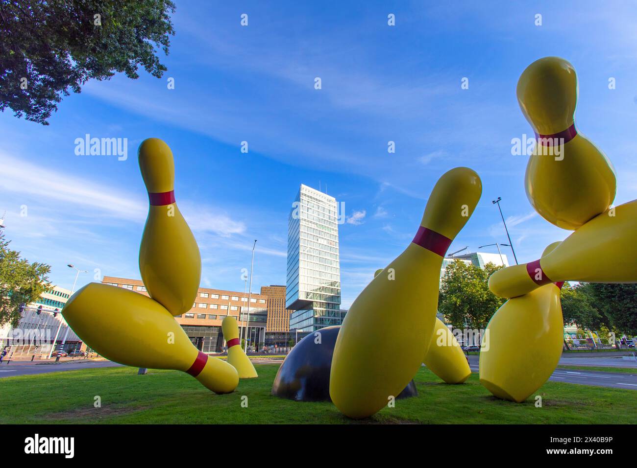 Europa, Nederlands. Eindhoven. Statua del bowling. Spille volanti scultoree Foto Stock
