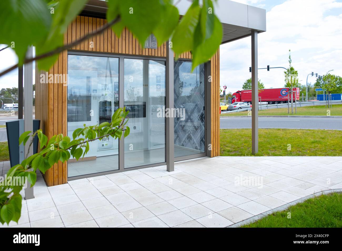 Stazione di ricarica gratuita, Tesla-Supercharger v4 Lounge, Power Charger ev in Europa, energia alternativa, tecnologia e innovazione, Berlino, Germania - Apri Foto Stock