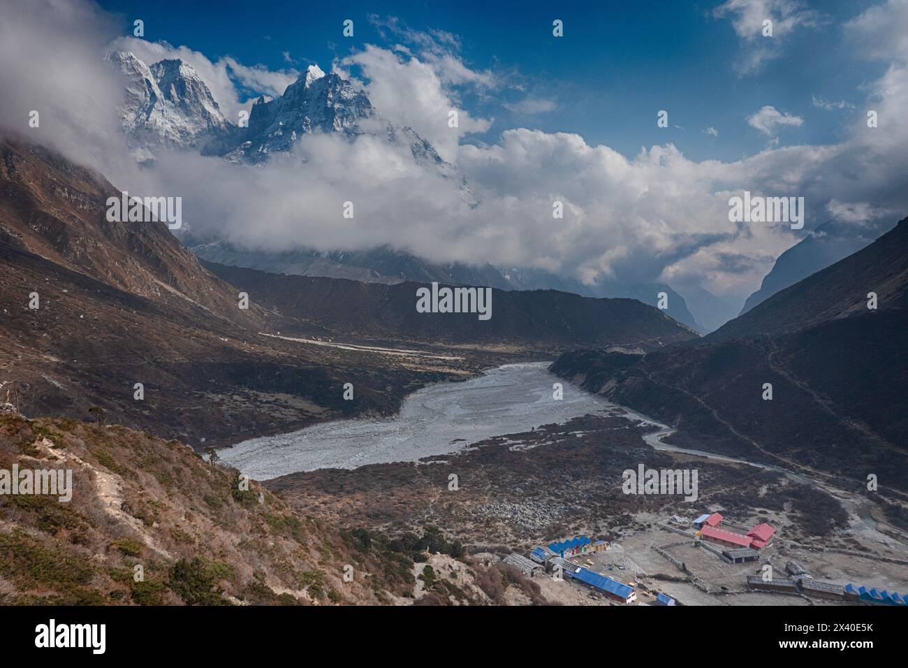Vista del picco di Ghabur e della valle di Kambuchen sul trekking Kangchenjunga (Kanchenjunga), Khambachen, Nepal Foto Stock