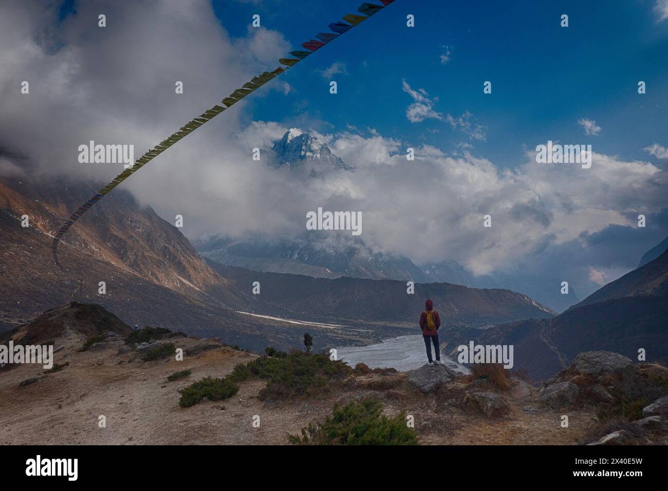 Vista del picco di Ghabur e della valle di Kambuchen sul trekking Kangchenjunga (Kanchenjunga), Khambachen, Nepal Foto Stock