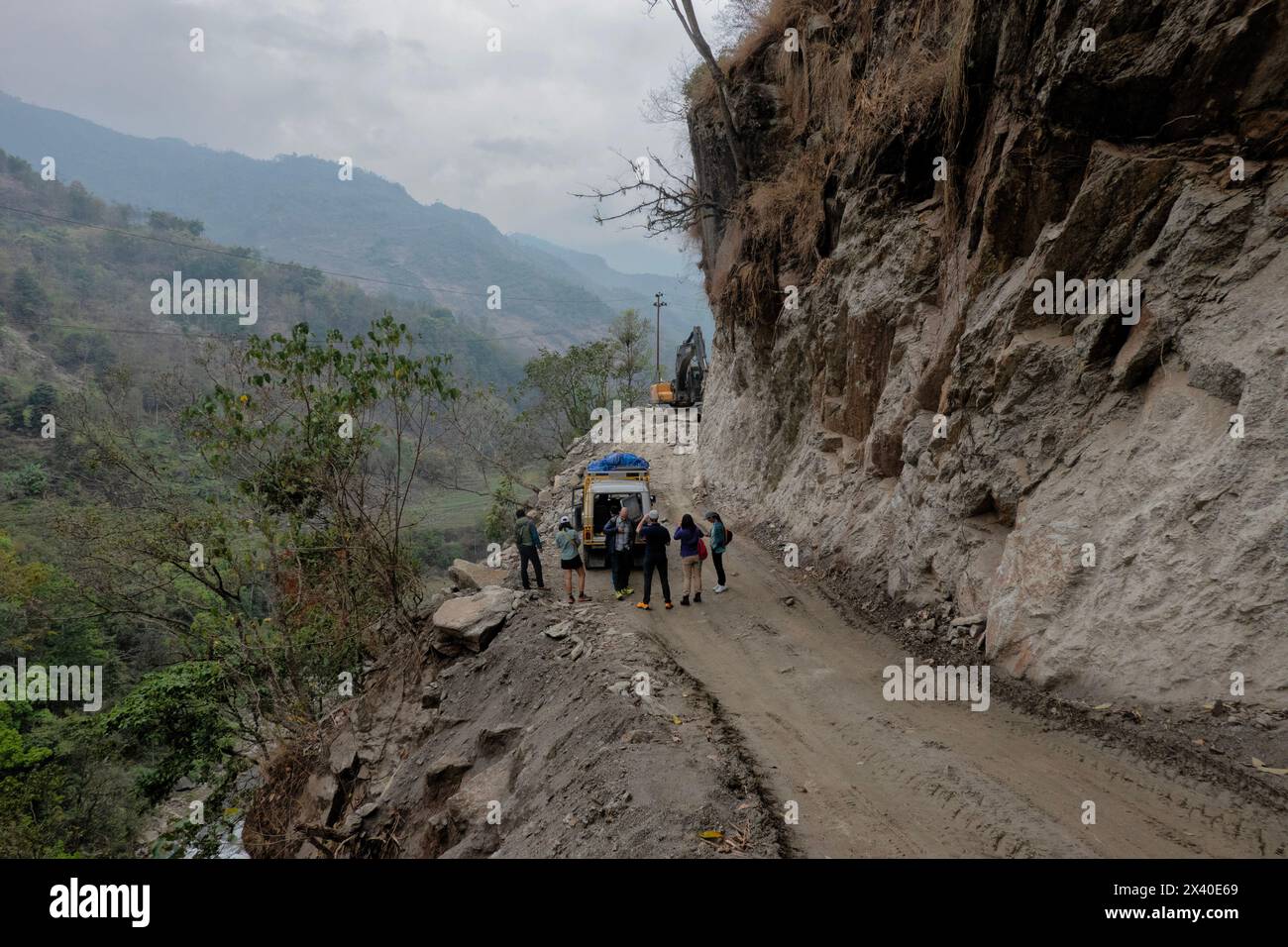 La strada selvaggia che conduce all'inizio del trekking Kangchenjunga (Kanchenjunga), Tapeljung, Nepal Foto Stock