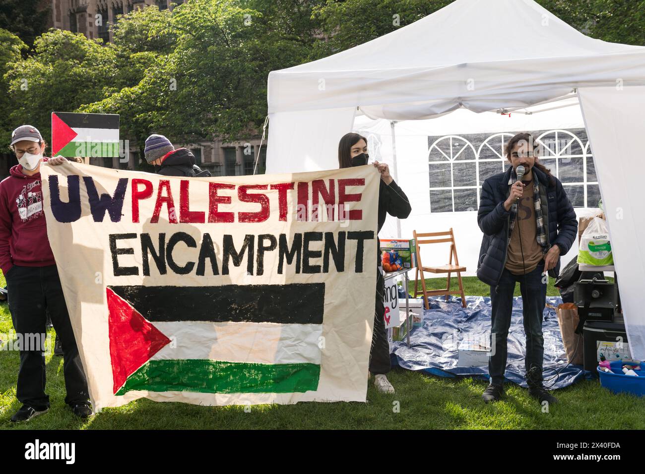 Seattle, Stati Uniti. 29 aprile 2024. I manifestanti pro Palestine iniziano ad arrivare nella Piazza Rossa del campus dell'Università delle Nazioni Unite alle 8:00 per la protesta dell'accampamento palestinese dell'UW. Gli attivisti studenteschi si sono riuniti nel campus universitario di tutto il paese, allestendo tende da costa a costa, rifiutandosi di andarsene chiedendo un cessate il fuoco. La prima protesta dell'accampamento che ha avuto origine a New York, è la seconda protesta dell'accampamento dello stato di Washington ad emergere dopo un evento simile a Olympia. La UW non presentò cartelli da campeggio prima dell'arrivo dei gruppi, a partire dalle 11:00 non si era spostata per applicare il codice. Crediti: James Anderson/Alamy Live News Foto Stock