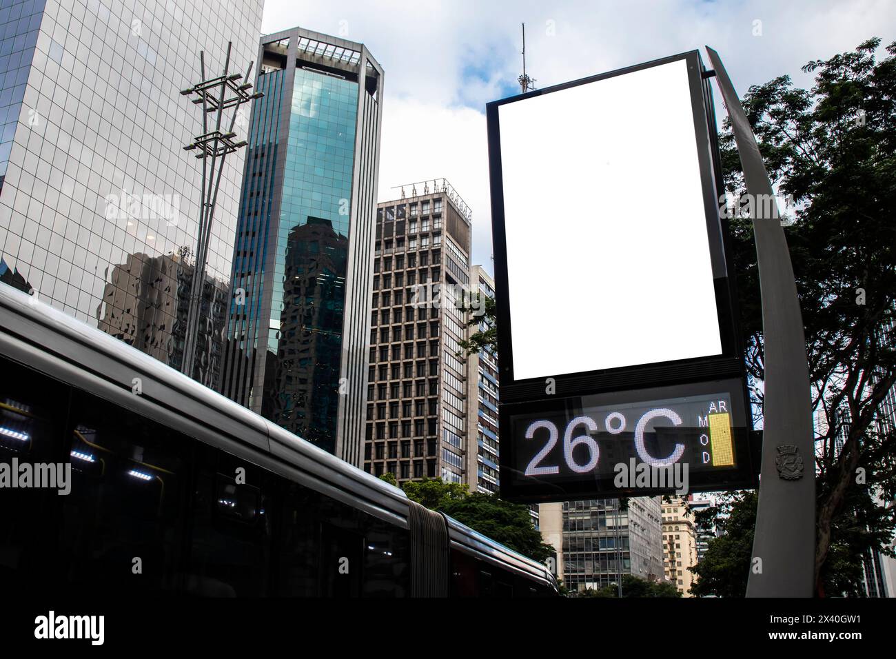 Tabellone bianco nella città di San Paolo. USA questo modello fotografico per il tuo design outdoor. Foto Stock