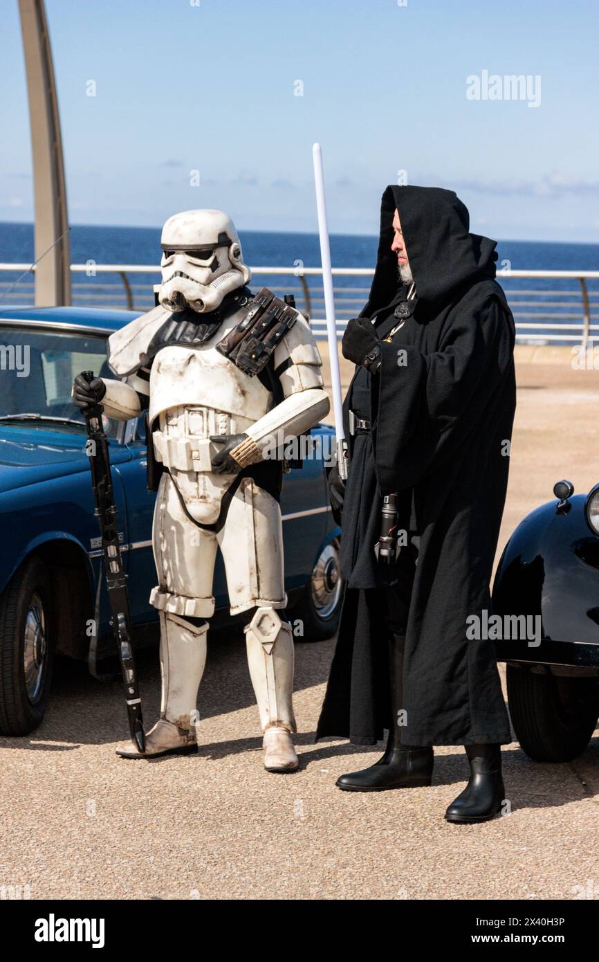 Persone vestite da personaggi di Star Wars al Blackpool Promenade. Foto Stock