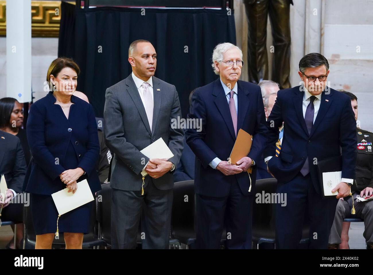 Washington, Stati Uniti. 29 aprile 2024. (L-R) la senatrice Amy Klobuchar, il leader della minoranza della camera Hakeem Jeffries, il leader della minoranza del Senato Mitch McConnell e il presidente della camera Mike Johnson partecipano a una cerimonia per il colonnello dell'esercito in pensione Ralph Puckett Jr. Nella rotonda del Campidoglio degli Stati Uniti, dove Puckett gioverà in onore questo pomeriggio, a Washington, DC, USA, 29 aprile 2024. Puckett, l'ultimo vincitore della Medal of Honor della guerra di Corea, morì l'8 aprile 2024 all'età di 97 anni. Foto della piscina di Shawn Thew/UPI credito: UPI/Alamy Live News Foto Stock