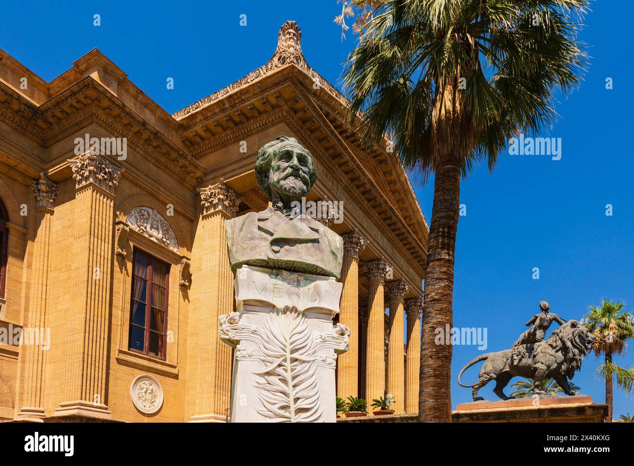 Teatro massimo, un Teatro dell'Opera con il busto di Giuseppe Verdi a Palermo, Sicilia, Italia; Palermo, Italia Foto Stock