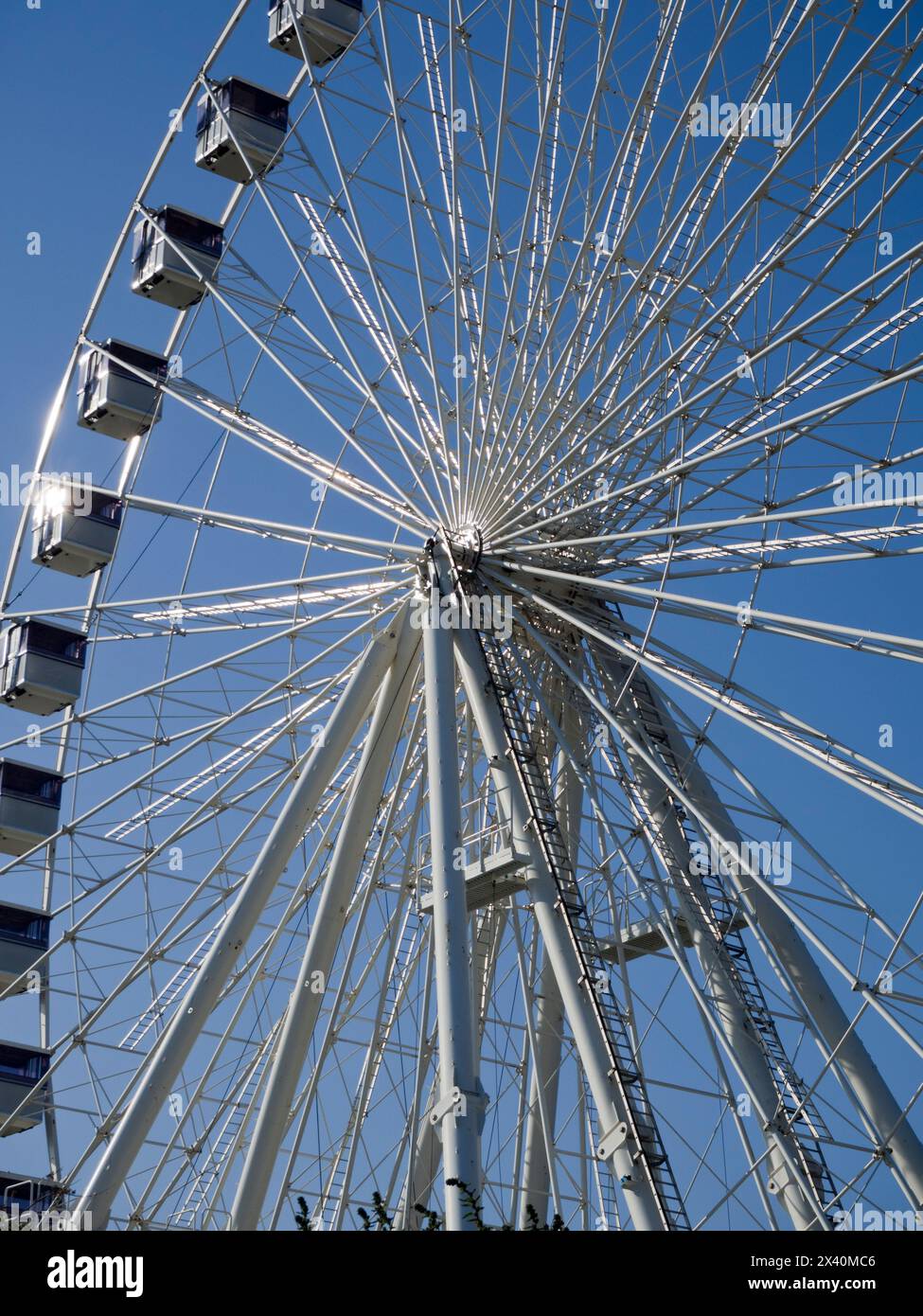 Vista dall'angolo basso del giro di divertimenti Eastbourne Giant Wheel in una giornata di sole; Eastbourne, East Sussex, Inghilterra Foto Stock