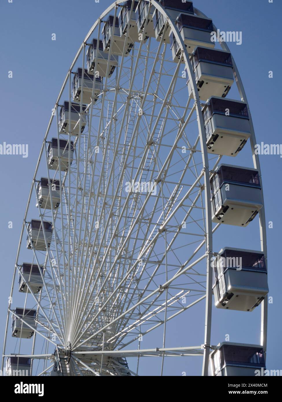 Vista dall'angolo basso del giro di divertimenti Eastbourne Giant Wheel in una giornata di sole; Eastbourne, East Sussex, Inghilterra Foto Stock