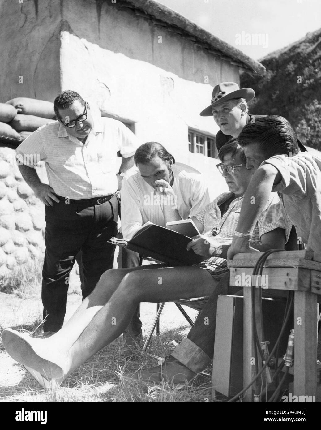 STANLEY BAKER con il produttore JOSEPH E. LEVINE, il direttore della 2nd Unit BOB PORTER, CY ENDFIELD e il direttore dello Stunt JOHN SULLIVAN in location per ZULU 1964 Direttore CY ENDFIELD Music JOHN BARRY Diamond Films / Paramount British Foto Stock