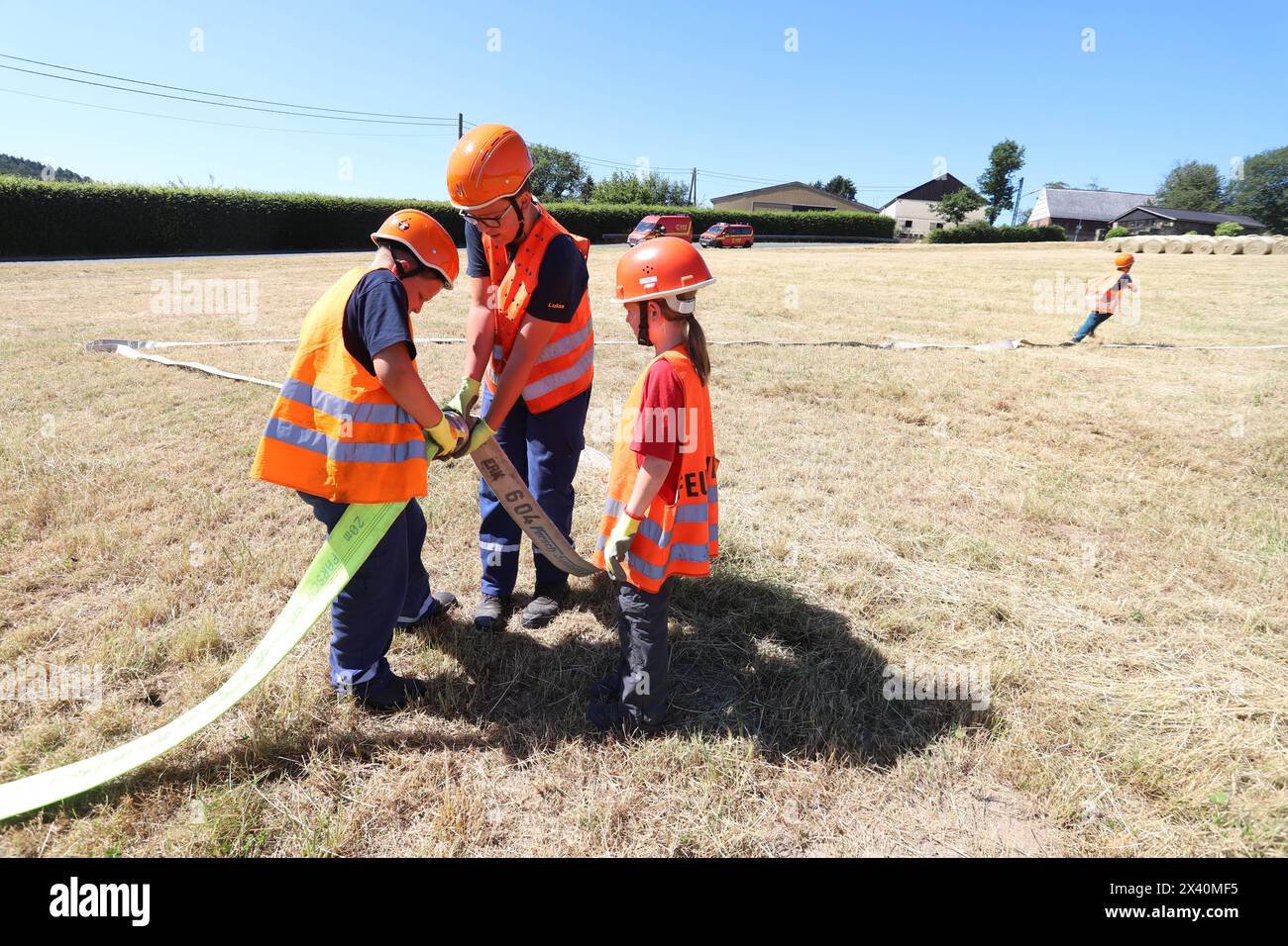 Paasmühle, Die Pflegestation für Eulen, Greifvögel und Wasservögel. 29.06.2019, EU, DEU, Deutschland, Nordrhein-Westfalen, Hattingen: Uebung der Jugendfeuerwehr Hattingen bei der Wildvogelstation Paasmuehle. Wegen des Wassermangels durch die langanhaltende Hitze, muessen die Teiche der Wildvogelstation mit Wasser nachgefuellt werden. Waehrend der Uebung erhaelt die Jugendfeuerwehr eine Unterweisung von den Pflegern der Wildvogelstation wie sie richtig mit verletzten Wildvoegel beim Auffinden umgehen. UE, DEU, Germania, Renania settentrionale-Vestfalia, Hattingen: Esercizio del bricco dei giovani di Hattingen Foto Stock