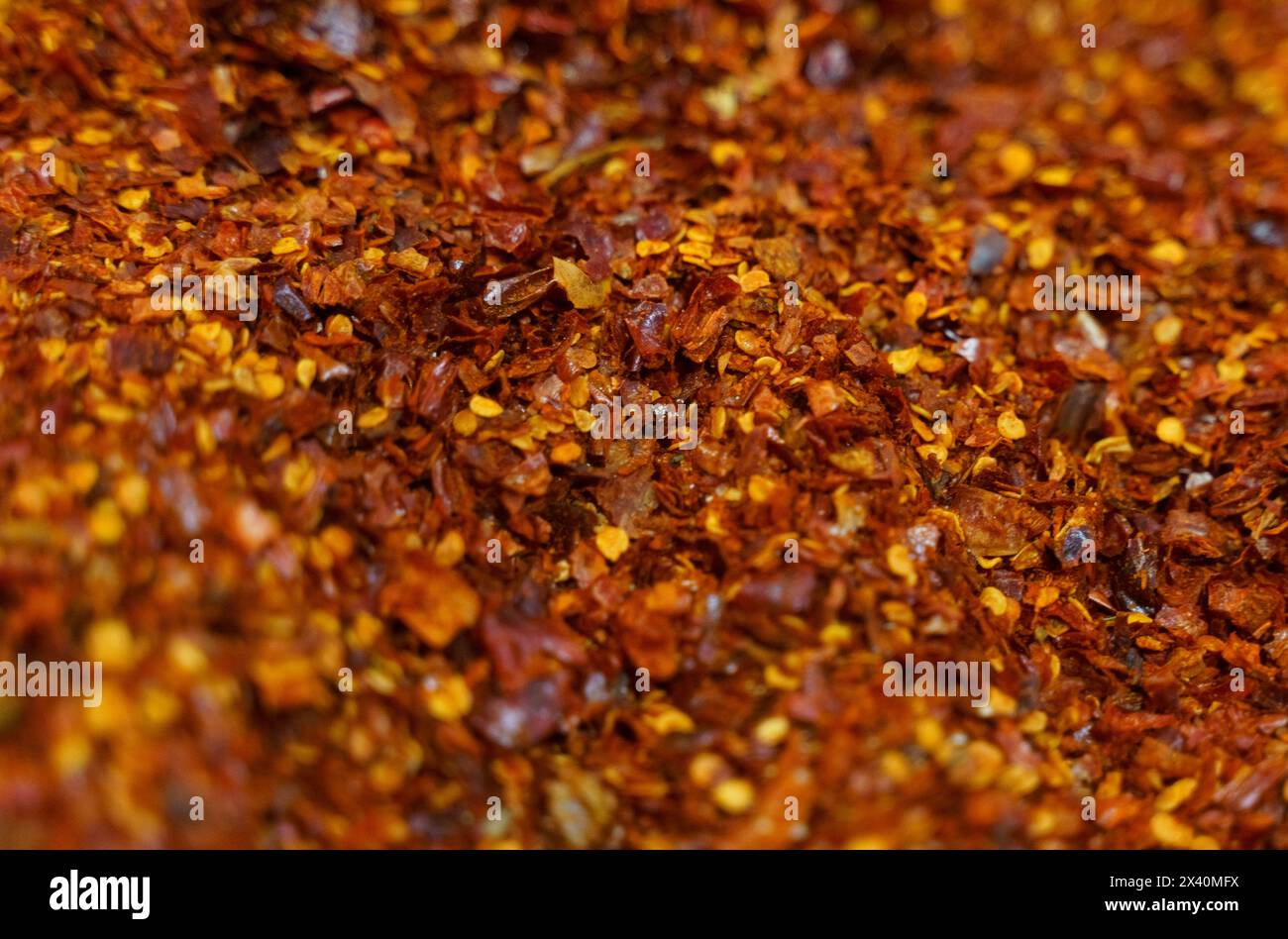 Un vivace primo piano che mostra la consistenza e i colori di una miscela di peperoni caldi secchi, a indicare piccantezza e sapore. Foto Stock