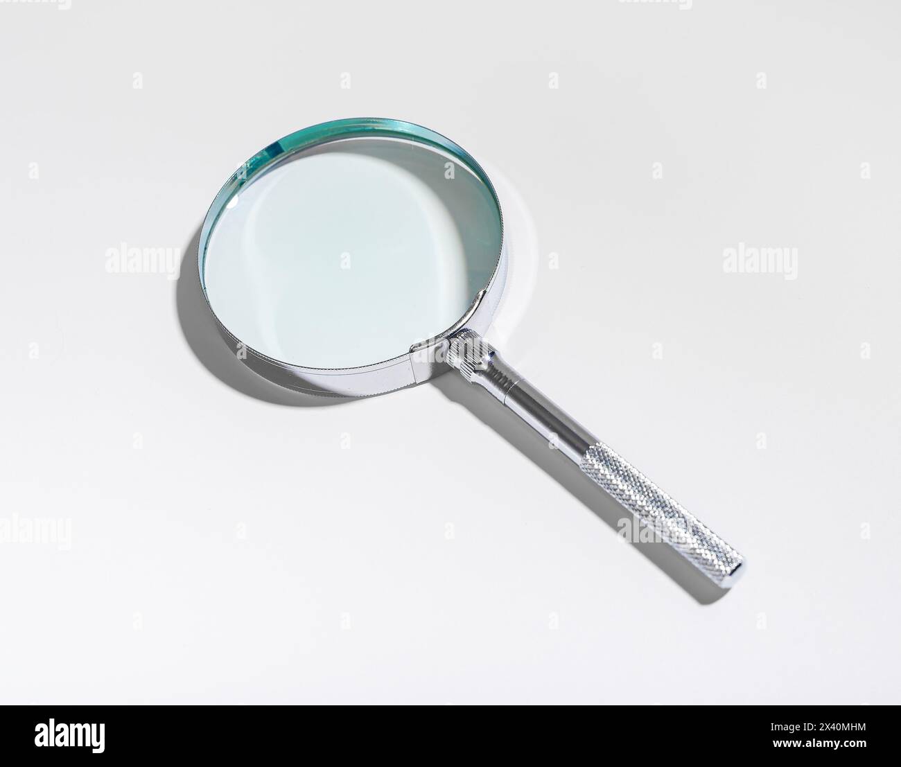 Lavoro del revisore, esame finanziario con lente d'ingrandimento. Indagini antifrode, controllo di conformità, audit fiscale in azienda. Analisi finanziaria e ispezione Foto Stock