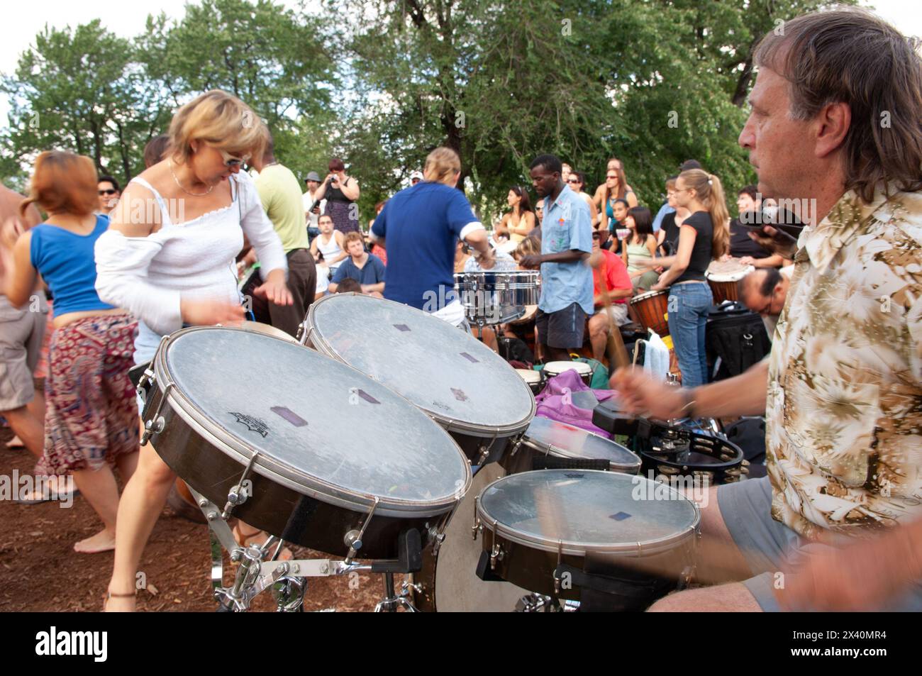 Les Tam-tams du mont Royal, un raduno di batteristi e ballerini a Mount Royal, Montreal, Canada. Foto Stock