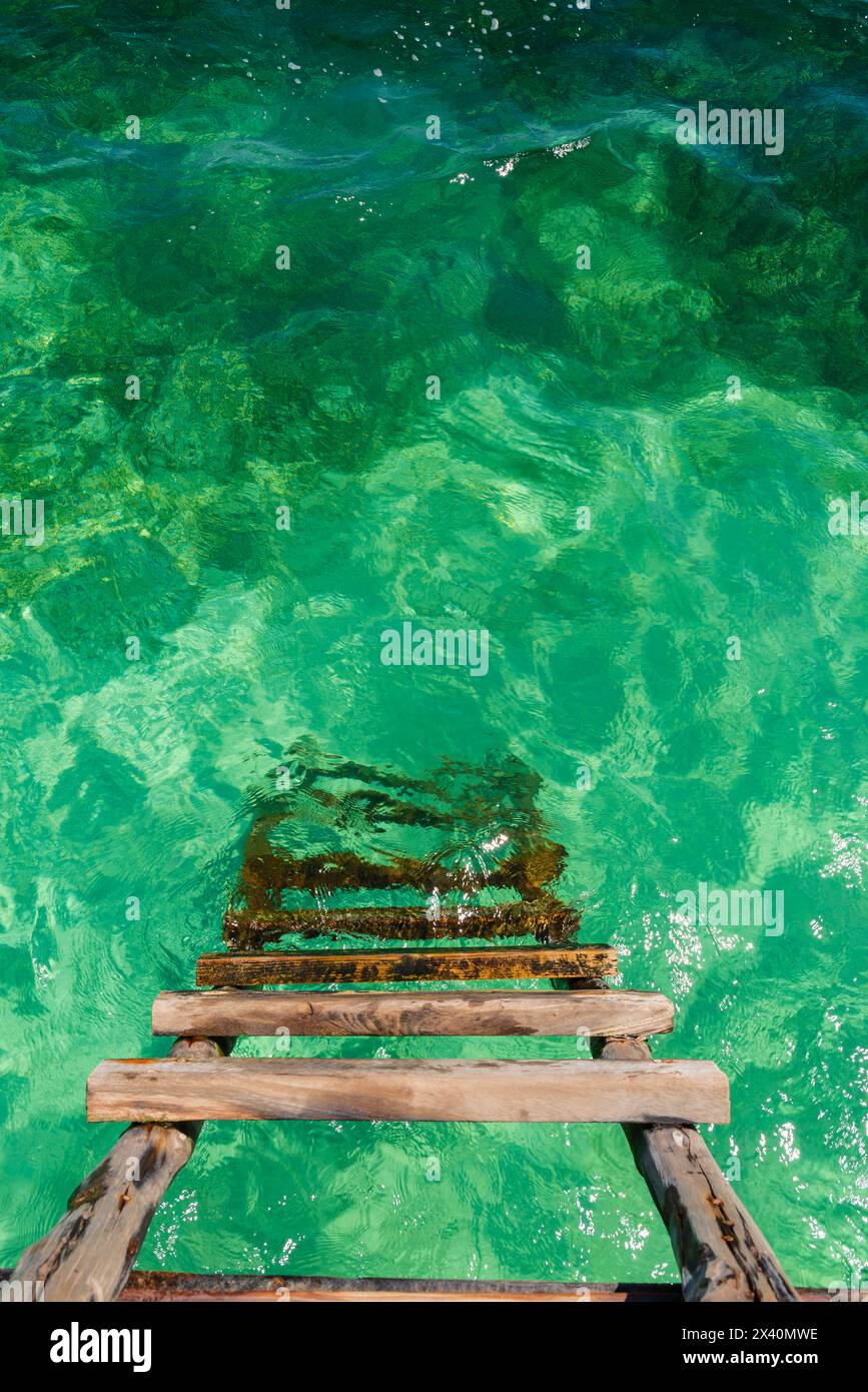 Scala in legno che conduce all'acqua cristallina dell'oceano; Cayo Guillermo, Cuba Foto Stock