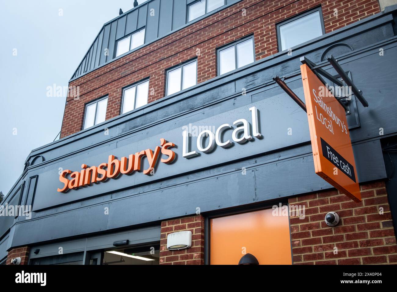 LONDRA- 5 MARZO 2024: Filiale locale di Sainsbury nel sud-ovest di Londra- grande marchio di supermercati britannici Foto Stock