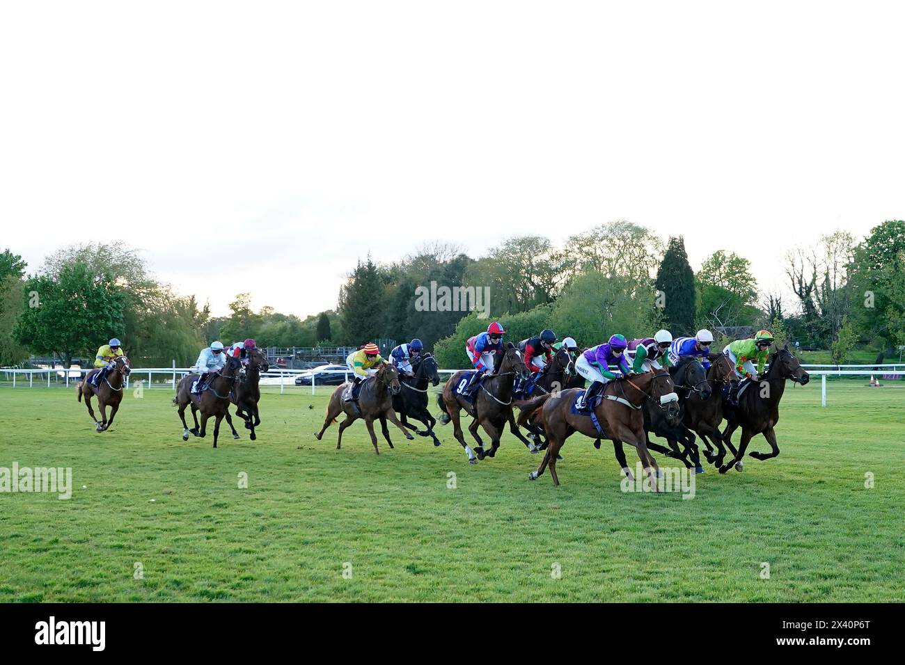 Una vista generale durante il Get the Inside Track con raceday-ready.com handicap all'ippodromo di Windsor, Berkshire. Data foto: Lunedì 29 aprile 2024. Foto Stock