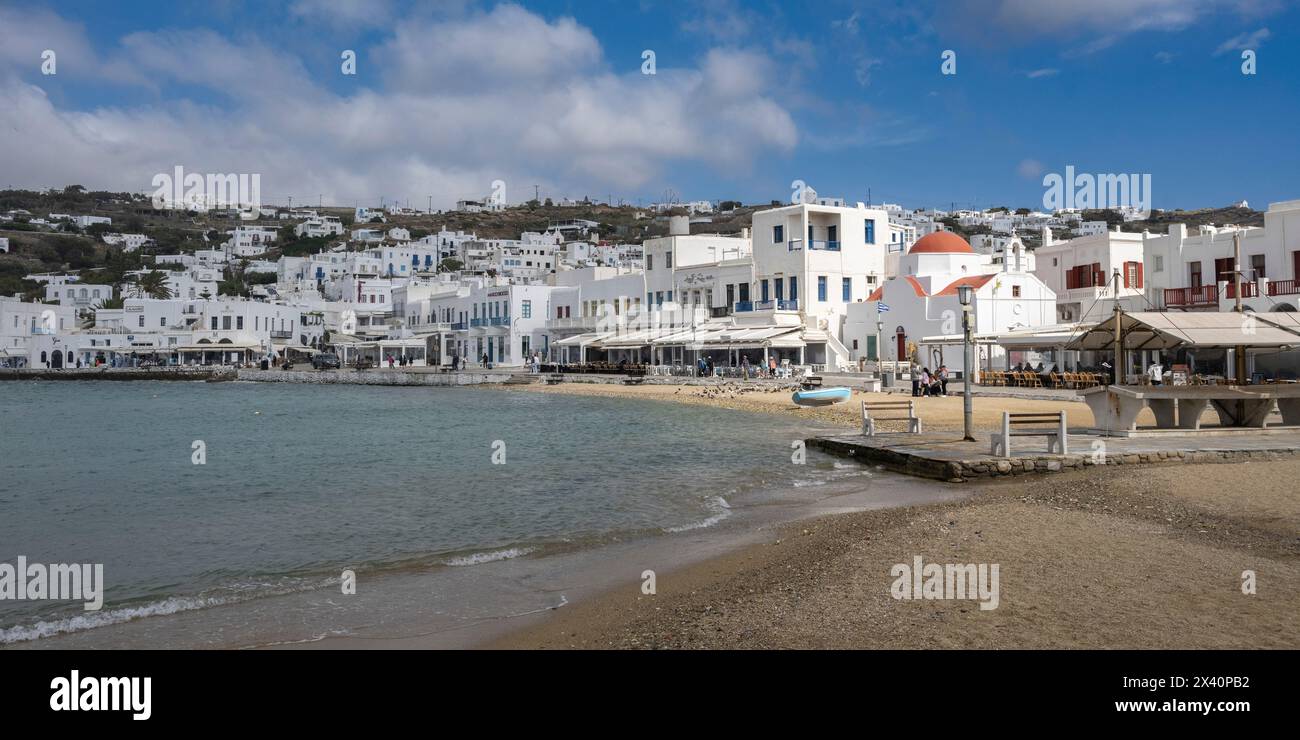 Costa di un'isola greca e architettura bianca; Mykonos, Grecia Foto Stock